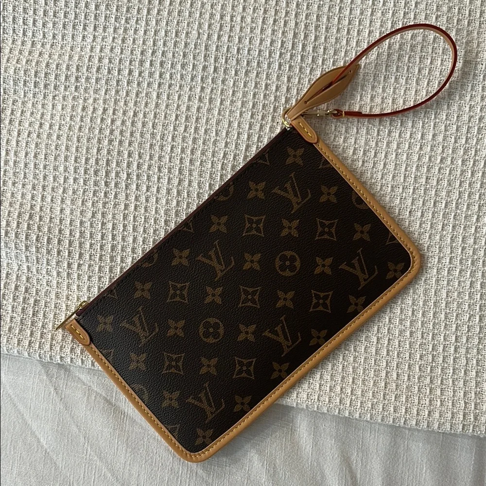 Louis Vuitton Carryall MM Monogram Pouch Wrislet - Picture 2 of 8